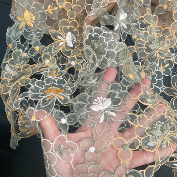 Tulle Robe with floral appliqué - Picture 3 of 5